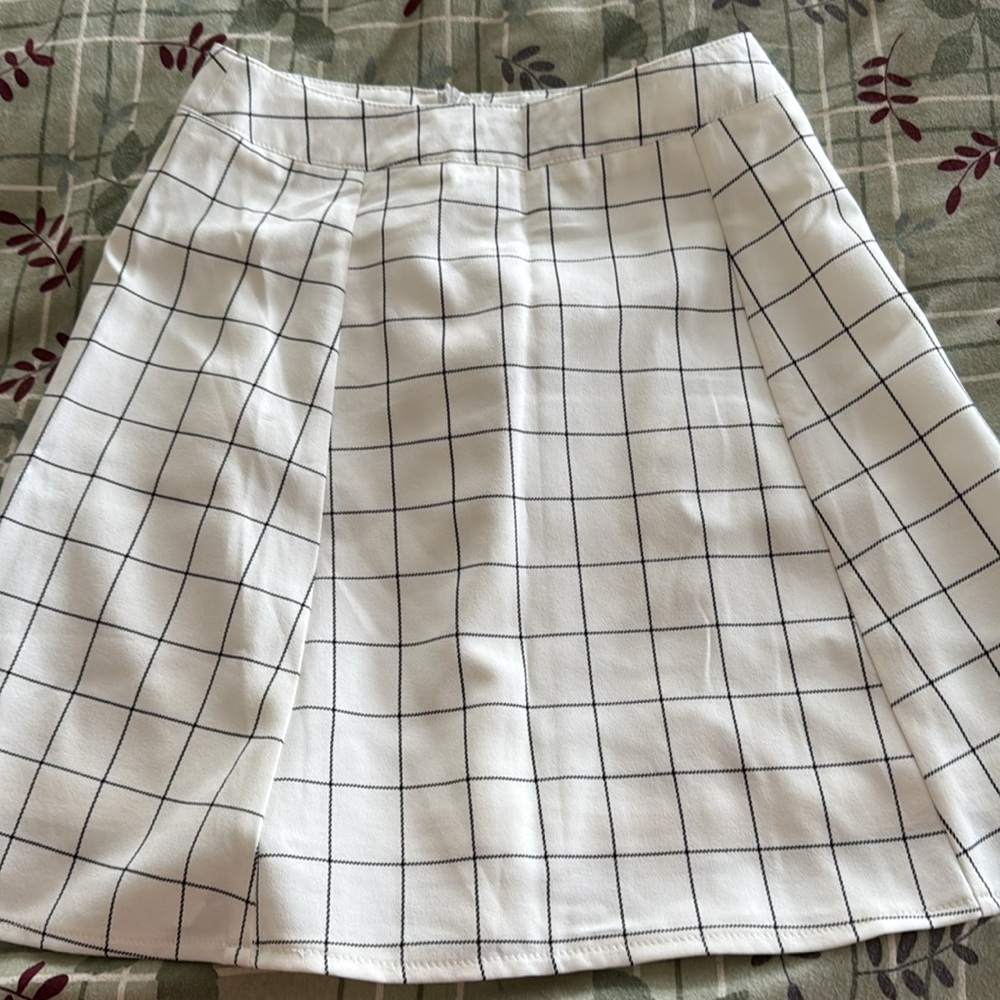 Extra small, white and black mini skirt with zipper back. (K)